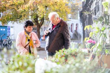 Älteres Paar spricht im Garten