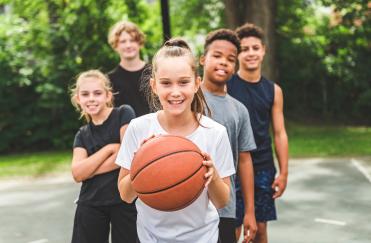 Junge Basketballspieler*innen