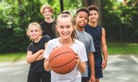 Junge Basketballspieler*innen